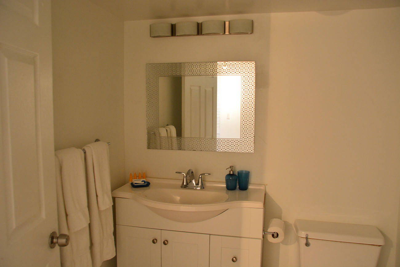 Duplex City View, Bathroom with mirror and white lights, equipped with amnities and towels