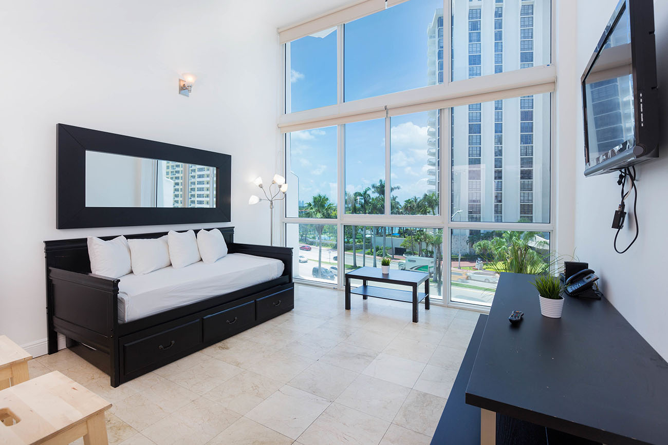 Suite City View, Bright living room with beautiful view of collins avenue