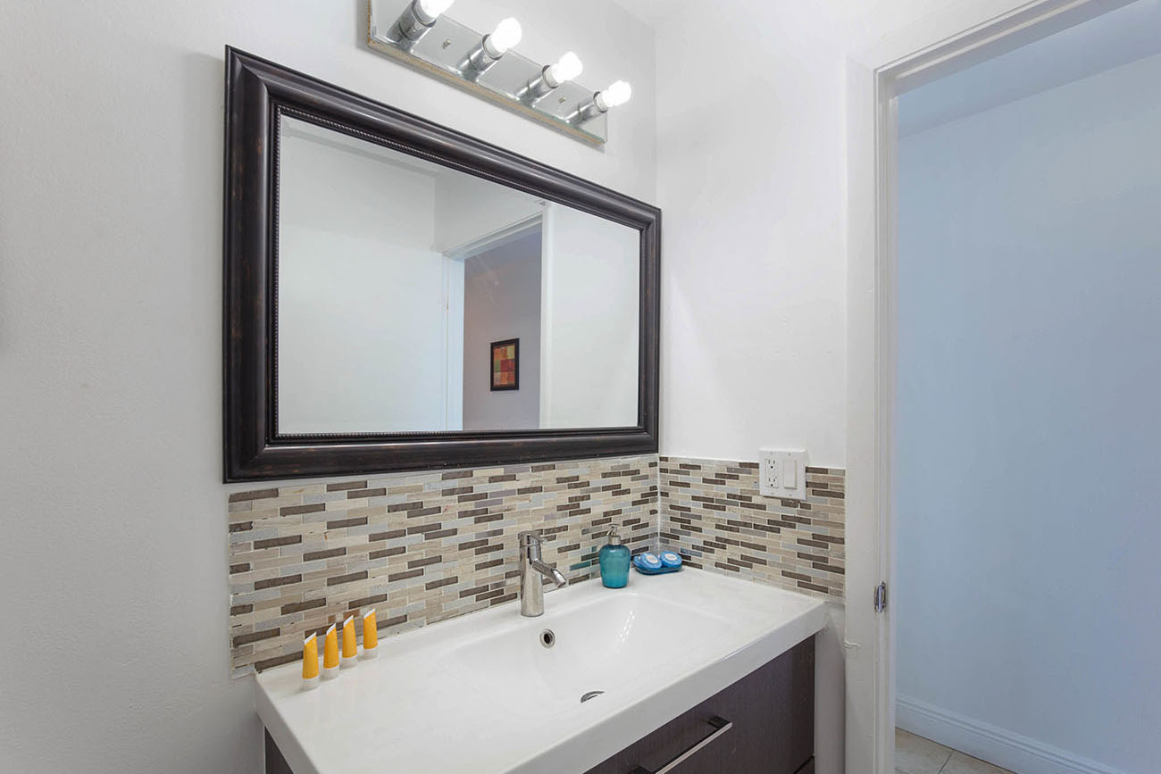 Suite City View, Bathroom with a large mirror and amenities